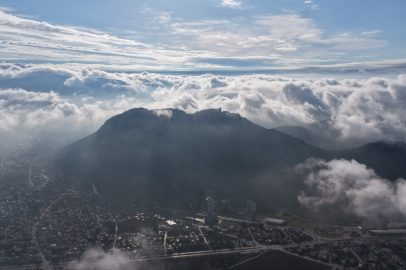Bulutlar Kozan Kalesi’ni sardı, kartpostallık manzara oluştu