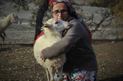 Bursa’da boğazından bıçaklanarak öldürülen kadının eski görüntüleri ortaya çıktı