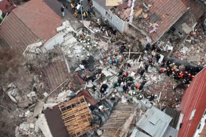 Fatih’te çöken binalarda can pazarı: 9 kişi kurtarıldı, arama çalışmaları sürüyor