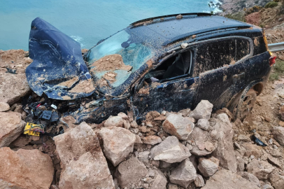 Mersin-Antalya yolundaki heyelan araç kamerasında