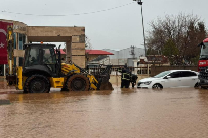 Viranşehir'de aşırı yağış sele neden oldu: 9 kişilik aile kurtarıldı