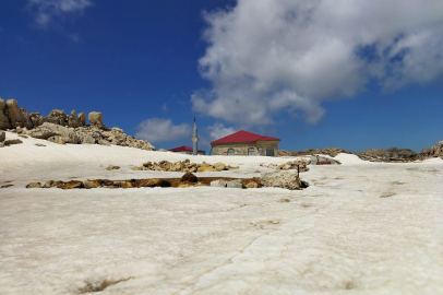 Kaşpazarı Yaylası’nda kar kalınlığı 2 metreyi aştı, tarihi cami karın altına kaldı