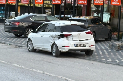 Kayseri'de iki otomobil ve tramvayın karıştığı kazada 2 kişi yaralandı