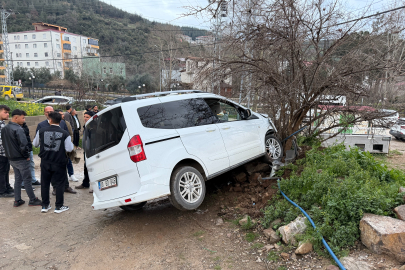 Osmaniye’de freni boşalan hafif ticari araç ağaca çarptı: 1 yaralı