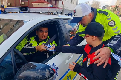 Polis üniforması giyen özel eğitim öğrencileri sürücülere trafik kurallarını hatırlattı