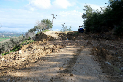 Heyelanla sarsılan Sarıçam Akkuyu Mahallesi'nde su hatları onarılıyor