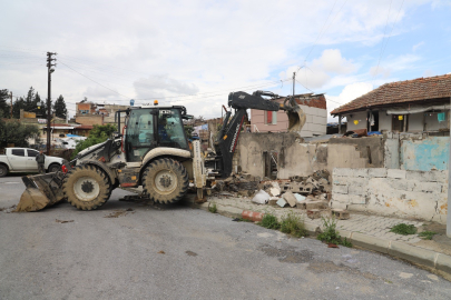 Mersin Akdeniz'de tehlike saçan harabe bina kontrollü şekilde yıkıldı