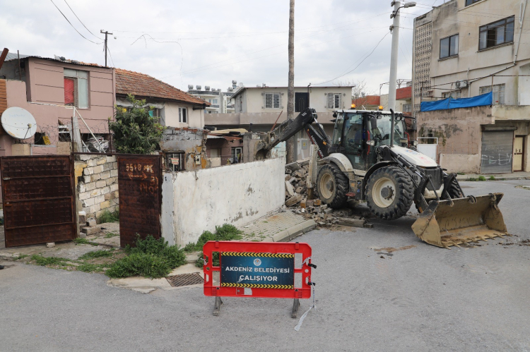 Mersin Akdeniz'de tehlike saçan harabe bina kontrollü şekilde yıkıldı 2