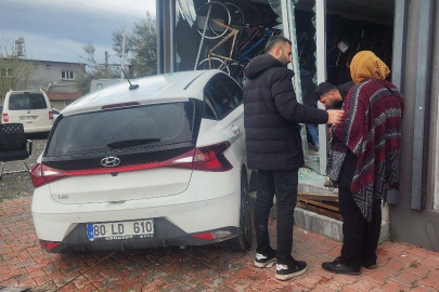 Osmaniye'de otomobil iş yerinin vitrinine girdi