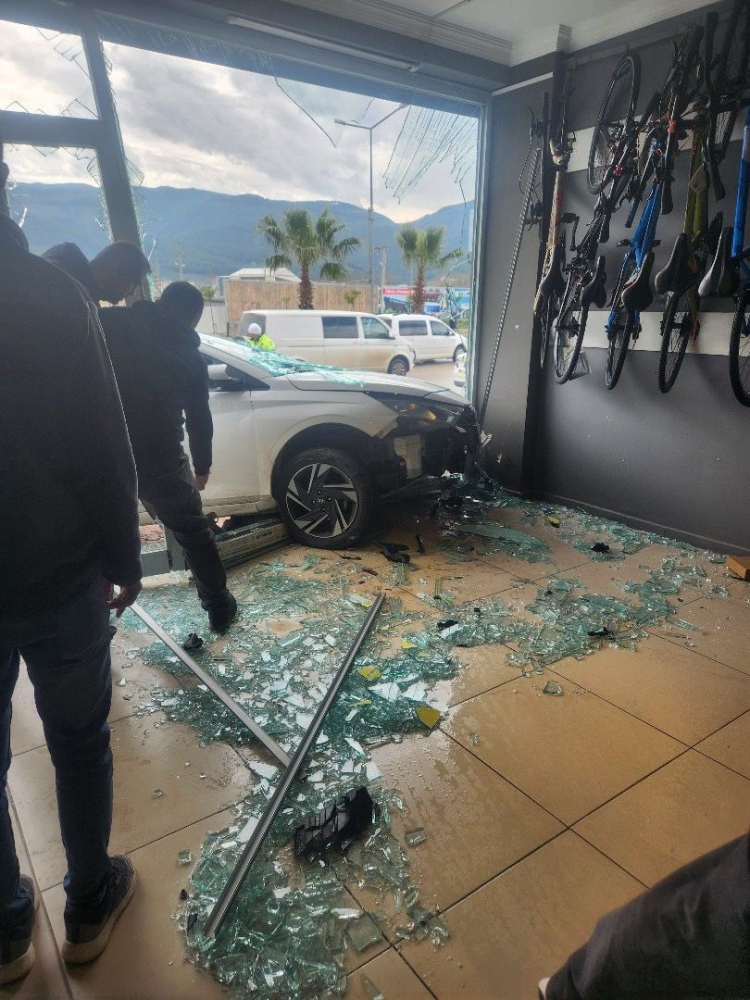 Osmaniye'de otomobil iş yerinin vitrinine girdi 2