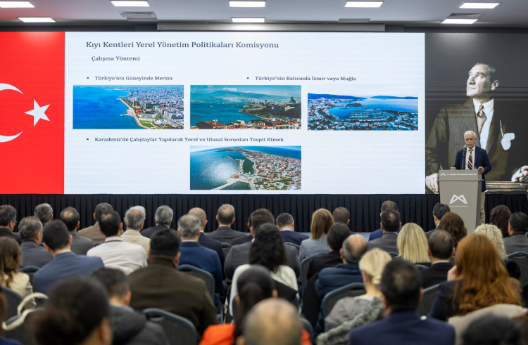 TBB ve Mersin Büyükşehir Belediyesi iş birliğinde düzenlenen ‘Kıyı Kentleri Çalıştayı’nda, kıyı kentlerinde sürdürülebilir planlama, ekosistemlerin korunması ve mavi ekonomi konuları masaya yatırıldı.