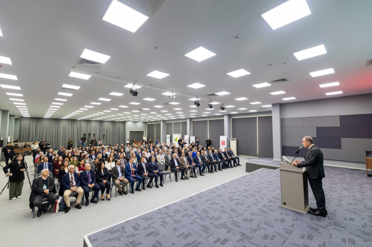 TBB ve Mersin Büyükşehir Belediyesi iş birliğinde düzenlenen ‘Kıyı Kentleri Çalıştayı’nda, kıyı kentlerinde sürdürülebilir planlama, ekosistemlerin korunması ve mavi ekonomi konuları masaya yatırıldı.