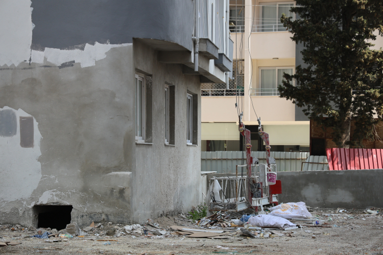 Adana'da aldıkları daireler yıllardır bitmeyen mağdurlar inşaat önünde eylem yaptı 2