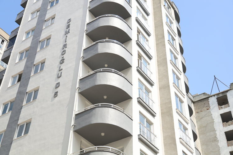 Adana'da aldıkları daireler yıllardır bitmeyen mağdurlar inşaat önünde eylem yaptı 2