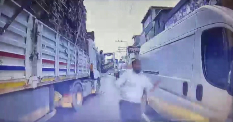 Adana'da trafikte dehşet saçan tır sürücüsü ve oğlu tutuklandı 2