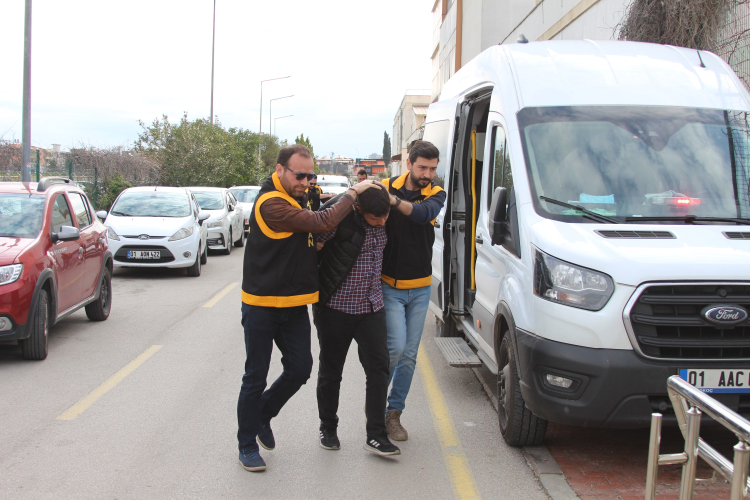 Adana'da trafikte dehşet saçan tır sürücüsü ve oğlu tutuklandı 3