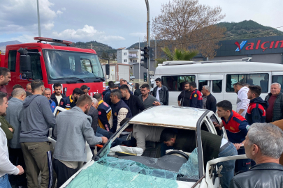 Düziçi'nde otomobil inşaat malzemelerine çarptı: 2’si ağır 3 yaralı