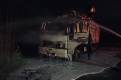 Hatay’da park halindeki kamyon alevlere teslim oldu