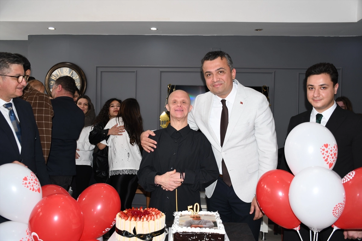 Hatay Dörtyol'da down sendromlu Gökhan Büyükkal'a 50. yaş sürprizi