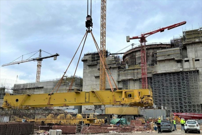 Mersin'de inşası süren Akkuyu NGS ikinci ünitesinde kutup vincinin montajı tamamlandı