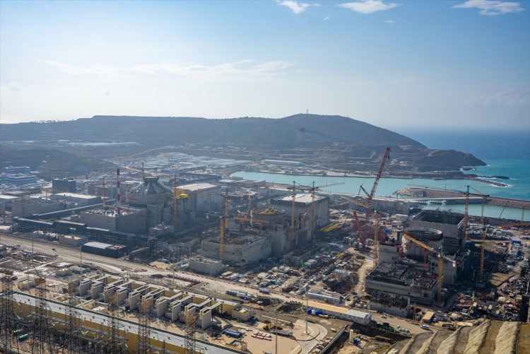 Mersin'de inşası süren Akkuyu NGS ikinci ünitesinde kutup vincinin montajı tamamlandı 2