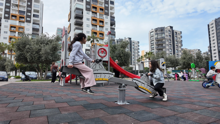 Mersin Mezitli Belediyesi park ve yeşil alanlarda kapsamlı yenileme çalışması başlattı 3