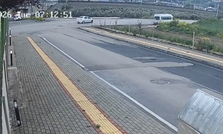 Osmaniye'de alt geçit çıkışında otomobil ile minibüs çarpıştı 2