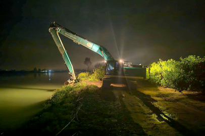 Seyhan Nehri’nde taşkın tehlikesine karşı ekipler sahada