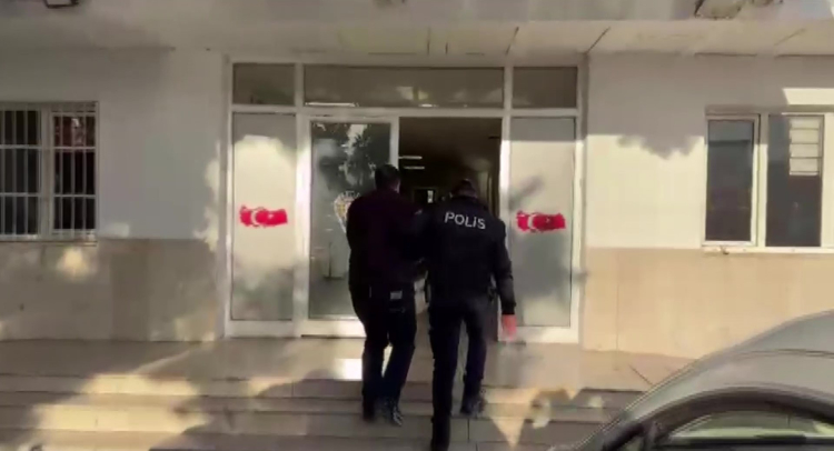 Yüreğir'de hırsızlık ve dolandırıcılıktan aranan 3 firari hükümlü gezerken yakalandı 2