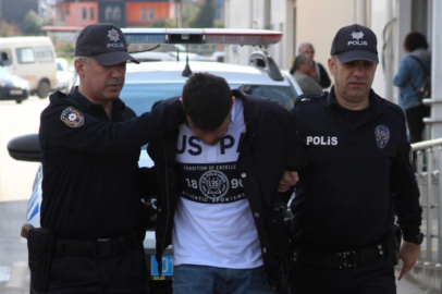 Adana’da sürücü ayağıyla araba kullanırken yakalandı: Ev hapsi ve araç kullanma yasağı verildi