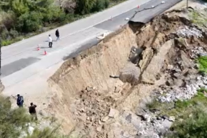 Adana’da yağış sonrası heyelan: Bayramhacılı Mahallesi’ndeki yol çöktü