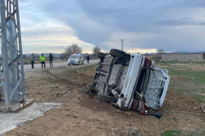 Karaman’da devrilen otomobilde 5 kişi kazayı yara almadan atlattı
