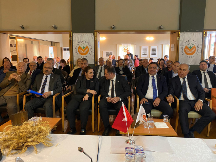 Adana Çiftçiler Birliği’nin 47. Olağan Genel Kurulu gerçekleştirildi. Tek listeyle gidilen seçimde mevcut başkan Mutlu Doğru, üyelerin oylarıyla yeniden başkanlığa seçilerek güven tazeledi. Genel kurula İYİ Parti Genel Başkan Yardımcısı Kadir Ulusoy, İYİ Parti Adana Milletvekili ve Genel Başkan Yardımcısı Ayyüce Türkeş Taş, CHP Adana Milletvekili Bilal Bilici ve çok sayıda davetli katıldı. Genel kurulda konuşan Adana Çiftçiler Birliği Başkanı Mutlu Doğru, tarım sektöründeki yapısal sorunlara dikkat çekerek, üretim artsa da milli gelirden alınan payın yüzde 14’lerden yüzde 6’lara gerilediğini söyledi.