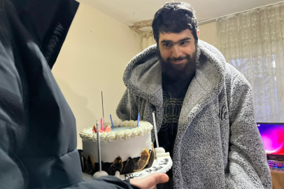 Hatay'da evden çıkmayan telefon bağımlısı Barış 25. yaşına bilgisayar başında girdi