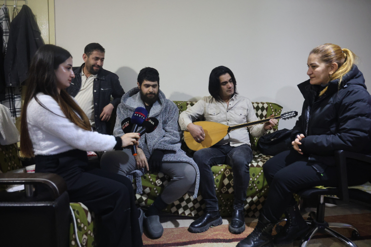 Hatay'da evden çıkmayan telefon bağımlısı Barış 25. yaşını bilgisayar başında girdi 2