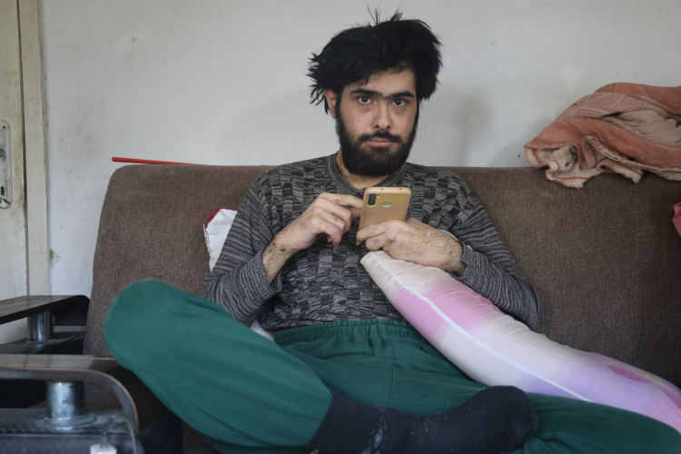 Hatay'da evden çıkmayan telefon bağımlısı Barış 25. yaşını bilgisayar başında girdi 3