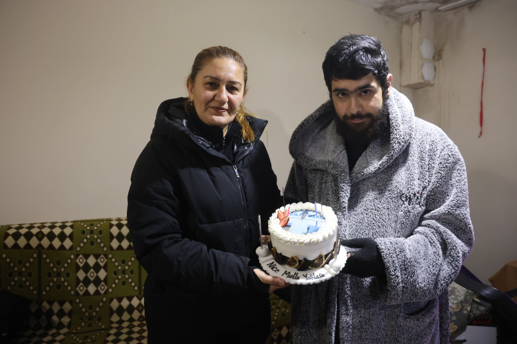 Hatay'da evden çıkmayan telefon bağımlısı Barış 25. yaşını bilgisayar başında girdi 4