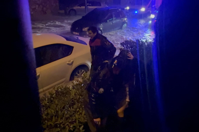 Hatay'da şiddetli yağış sel getirdi: Araçlarında mahsur kalanları itfaiye kurtardı