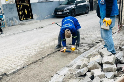 Mersin Akdeniz'de yol ve kaldırım yenileme çalışmaları hız kazandı