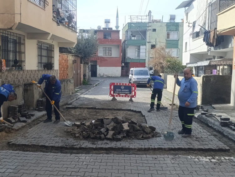 Mersin Akdeniz'de yol ve kaldırım yenileme çalışmaları hız kazandı 2