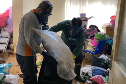 Mersin Erdemli'de çöp eve dönüşen daireden 7 kamyonet atık çıkarıldı