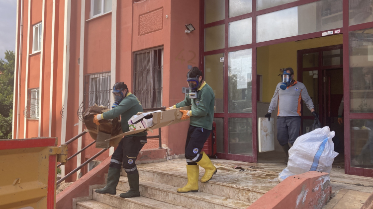 Mersin Erdemli'de çöp eve dönüşen daireden 7 kamyonet atık çıkarıldı 2