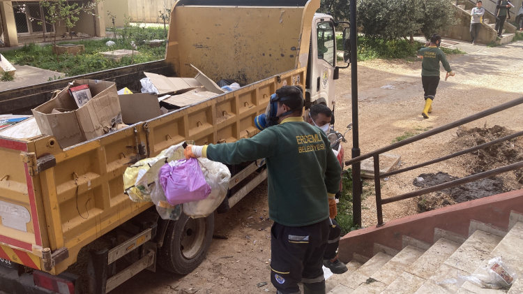 Mersin Erdemli'de çöp eve dönüşen daireden 7 kamyonet atık çıkarıldı 3