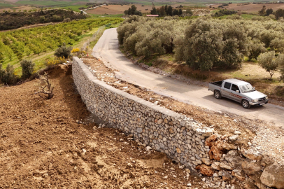 Tarsus'ta Cırbıklar Mahallesi'ne güvenli ulaşım için taş duvar inşa edildi