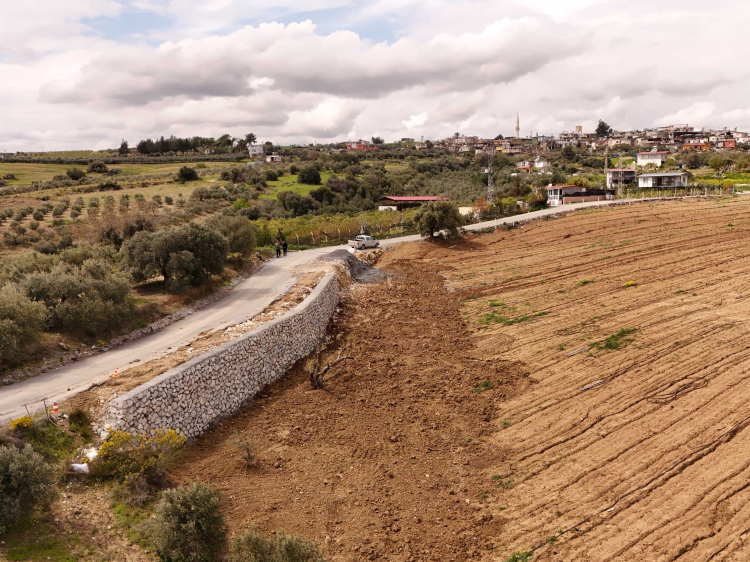 Tarsus'ta Cırbıklar Mahallesi'ne güvenli ulaşım için taş duvar inşa edildi 2