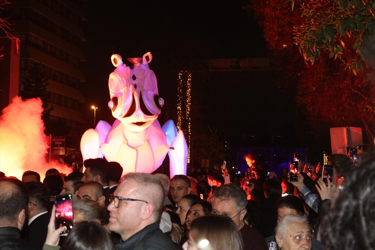 Adana'da tiyatro coşkusu: İstasyon Meydanından renkli görüntüler