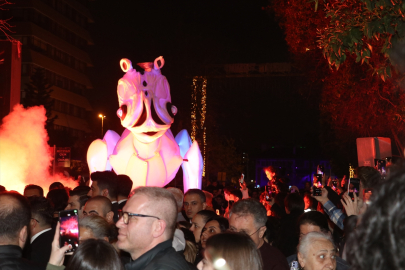 Adana'da tiyatro coşkusu: İstasyon Meydanından renkli görüntüler