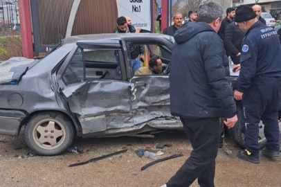 Bursa İnegöl’de feci kaza: 2 araç çarpıştı, 4’ü çocuk 9 kişi yaralandı
