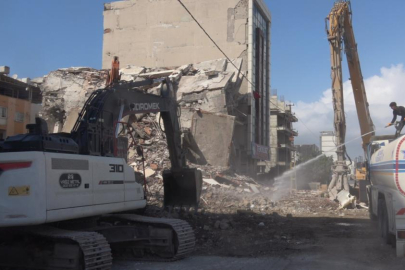 İş makinasının kolona son dokunuşu 7 katlı binayı yerle bir etti