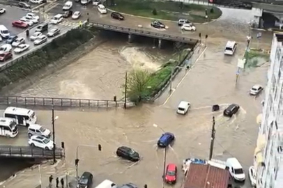 Adana’da şiddetli yağmur hayatı felç etti: Dereler taştı, yollar göle döndü